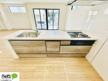 �L�b�`���@�{�H��ʐ^�@�l�C�̃J�E���^�[�L�b�`������́A���r���O�ɂ��邲�Ƒ��̗l�q���f���܂�