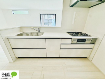 �L�b�`���@�{�H��ʐ^�@�l�C�̃J�E���^�[�L�b�`������́A���r���O�ɂ��邲�Ƒ��̗l�q���f���܂�