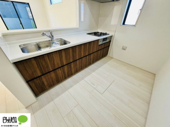 �L�b�`���@�{�H��ʐ^�@�l�C�̃J�E���^�[�L�b�`������́A���r���O�ɂ��邲�Ƒ��̗l�q���f���܂�