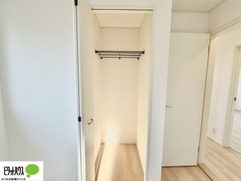 �o���R�j�[�@���ꂼ��̂������Ɏ��[�X�y�[�X������̂Ńv���C�x�[�g�ȉו����g�߂ɒu�����Ƃ��ł��܂��B