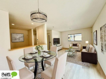 ���r���O�@�l�C�̑ΖʃL�b�`���ŉƑ��݂�Ȃ������ꏏ�B�����ۂ̎����ʐ^��CG�ŉƋ��z�u�����C���[�W�ł���A���ۂƂ͑����قȂ�܂��B