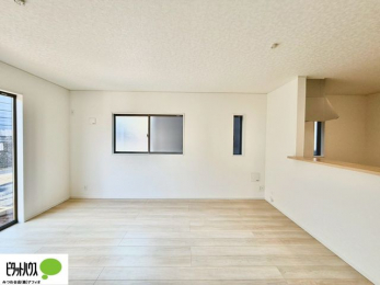 �L�b�`���@�l�C�̃J�E���^�[�L�b�`������́A���r���O�ɂ��邲�Ƒ��̗l�q���f���܂�