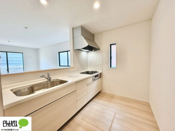 �L�b�`���@�l�C�̃J�E���^�[�L�b�`������́A���r���O�ɂ��邲�Ƒ��̗l�q���f���܂�