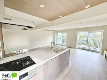 �L�b�`���@�傫�ȑ�����ۓI�ȃ��r���O�́A�������邢��C�ɂ��Ă���܂��ˁB