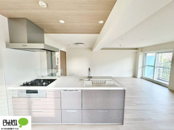 �L�b�`���@�l�C�̃J�E���^�[�L�b�`������́A���r���O�ɂ��邲�Ƒ��̗l�q���f���܂�