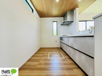 �L�b�`���@�{�H��ʐ^�@�l�C�̃J�E���^�[�L�b�`������́A���r���O�ɂ��邲�Ƒ��̗l�q���f���܂�