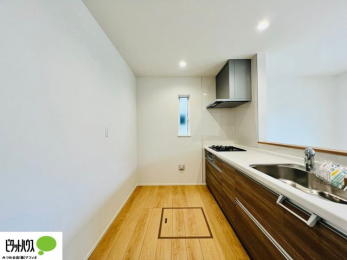 �L�b�`���@�{�H��ʐ^�F�l�C�̃J�E���^�[�L�b�`������́A���r���O�ɂ��邲�Ƒ��̗l�q���f���܂�