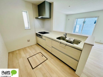 �L�b�`���@�{�H��ʐ^�F�l�C�̃J�E���^�[�L�b�`������́A���r���O�ɂ��邲�Ƒ��̗l�q���f���܂�