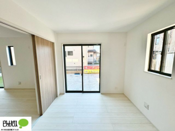 ���̑����ρ@1�K���r���O���ɂ͗m�����B�h�A���J���āA����ɍL����Ԃɂ��邱�Ƃ��\�ł��B