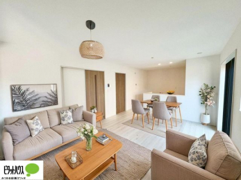 ���r���O�@�l�C�̑ΖʃL�b�`���ŉƑ��݂�Ȃ������ꏏ�B�����ۂ̎����ʐ^��CG�ŉƋ��z�u�����C���[�W�ł���A���ۂƂ͑����قȂ�܂��B