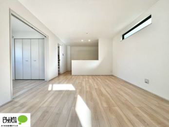 ���r���O�@���R�����������ޒg���ȃ��r���O�B��������ɂ͓Ǐ��₨���Q�ł����Ȃ���̂�т�Ɖ߂����ЂƎ����B