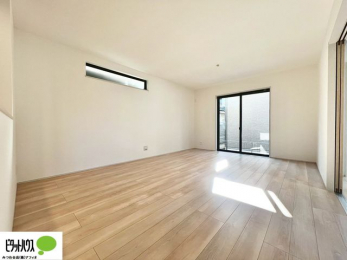 ���̑��@�傫�ȑ��̂��郊�r���O�͖��邭�A���ʂ����ǂ��A�Ƒ��݂�Ȃ̏΂����������n��܂��B