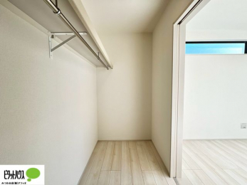 ���[�@�傫�ȃE�H�[�N�C���N���[�[�b�g�ɂ́A�G�ߕ��̈ߗނȂǂ܂Ƃ߂Ď��[�ł��A���������L���g���܂�