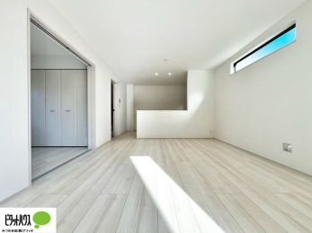 ���r���O�@16���̃��r���O�́A�Ƌ�̔z�u���l���₷�������`�^�ł��B�߂����₷���Ƒ��݂�Ȃ̌e���̏�ɁB