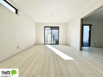 ���r���O�@�傫�ȑ��̂��郊�r���O�͖��邭�A���ʂ����ǂ��A�Ƒ��݂�Ȃ̏΂����������n��܂�