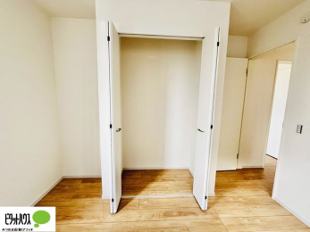 �o���R�j�[�@�N���[�[�b�g�́A�����E���s��������A��̒����ߗނ����N���N���[�\�ł�