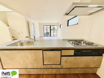 �L�b�`���@�l�C�̃J�E���^�[�L�b�`������́A���r���O�ɂ��邲�Ƒ��̗l�q���f���܂�