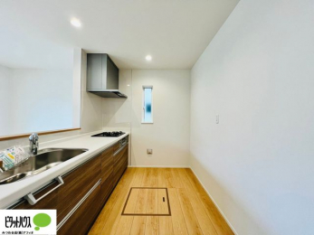 �L�b�`���@�{�H��ʐ^�F�l�C�̃J�E���^�[�L�b�`������́A���r���O�ɂ��邲�Ƒ��̗l�q���f���܂�