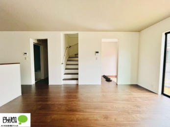 ���̑��@���R�ƉƑ��̊炪���킹����l�C�̃��r���O�C���K�i�B