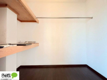 ���[�@�傫�ȃE�H�[�N�C���N���[�[�b�g�ɂ́A�G�ߕ��̈ߗނȂǂ܂Ƃ߂Ď��[�ł��A���������L���g���܂�