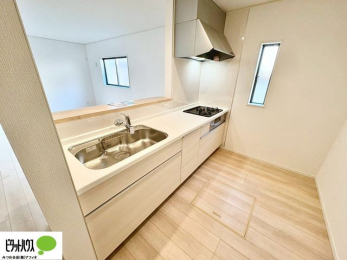 �L�b�`���@�l�C�̃J�E���^�[�L�b�`������́A���r���O�ɂ��邲�Ƒ��̗l�q���f���܂�