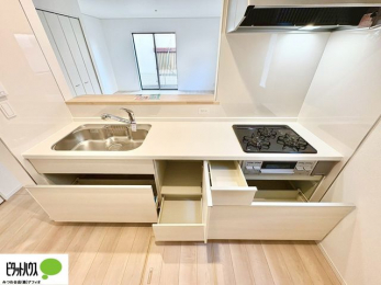 �L�b�`���@�R�����͊�����3���B�O�����@�\�t���œ����������\�Ȃ̂ŁA�����I�ɂ��������o���܂��B���ʂ̏��Ȃ��f�U�C���Ȃ̂ŁA���������y�X�B