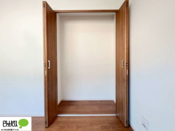 ���[�@�N���[�[�b�g�́A�����E���s��������A��̒����ߗނ����N���N���[�\�ł�