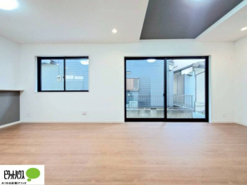 ���̑��@16���̃��r���O�́A�Ƌ�̔z�u���l���₷�������`�^�ł��B�߂����₷���Ƒ��݂�Ȃ̌e���̏�ɁB