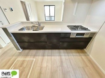 �L�b�`���@�{�H��ʐ^�@�l�C�̃J�E���^�[�L�b�`������́A���r���O�ɂ��邲�Ƒ��̗l�q���f���܂�