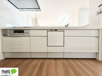 �L�b�`���@�{�H��ʐ^�@�l�C�̃J�E���^�[�L�b�`������́A���r���O�ɂ��邲�Ƒ��̗l�q���f���܂�