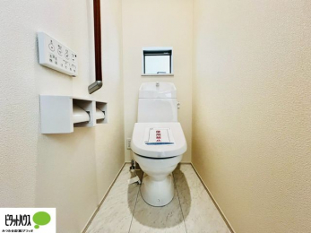 �g�C���@�{�H��ʐ^�F1�E2�K�E�H�V�����b�g�g�C�������B