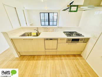 �L�b�`���@�{�H��ʐ^�@�l�C�̃J�E���^�[�L�b�`������́A���r���O�ɂ��邲�Ƒ��̗l�q���f���܂�