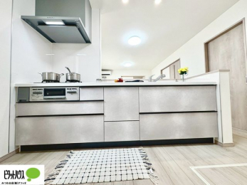 �L�b�`���@�{�H��ʐ^�@�l�C�̃J�E���^�[�L�b�`������́A���r���O�ɂ��邲�Ƒ��̗l�q���f���܂�