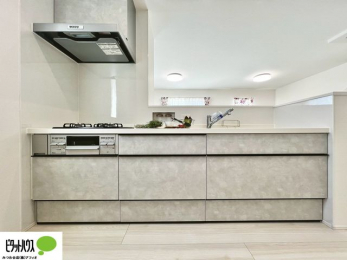 �L�b�`���@�{�H��ʐ^�F�l�C�̃J�E���^�[�L�b�`������́A���r���O�ɂ��邲�Ƒ��̗l�q���f���܂�