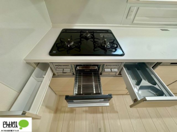 �L�b�`���@�R�����͊�����3���B�O�����@�\�t���œ����������\�Ȃ̂ŁA�����I�ɂ��������o���܂��B���ʂ̏��Ȃ��f�U�C���Ȃ̂ŁA���������y�X�B