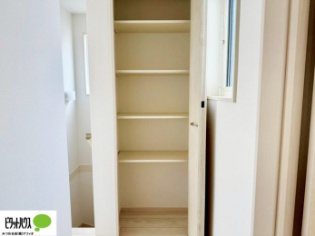 ���[�@2�K�̊K�i���̎��[�ł��B