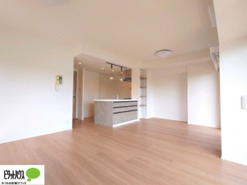 ���r���O�@�傫�ȑ��̂��郊�r���O�͖��邭�A���ʂ����ǂ��A�Ƒ��݂�Ȃ̏΂����������n��܂�