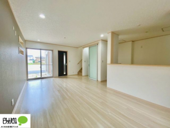 ���̑��@�傫�ȑ��̂��郊�r���O�͖��邭�A���ʂ����ǂ��A�Ƒ��݂�Ȃ̏΂����������n��܂�