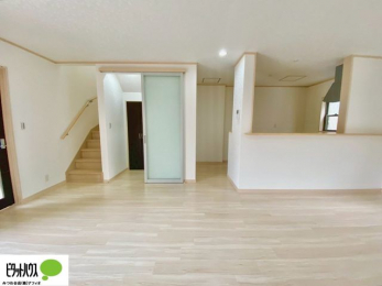 ���r���O�@���R�ƉƑ��̊炪���킹����l�C�̃��r���O�C���K�i�B