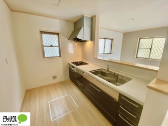 �L�b�`���@�l�C�̃J�E���^�[�L�b�`������́A���r���O�ɂ��邲�Ƒ��̗l�q���f���܂�