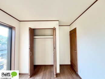 ���[�@�N���[�[�b�g�́A�����E���s��������A��̒����ߗނ����N���N���[�\�ł�