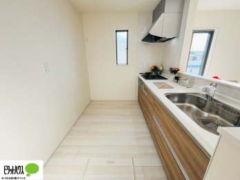 �L�b�`���@�{�H��ʐ^�@�l�C�̃J�E���^�[�L�b�`������́A���r���O�ɂ��邲�Ƒ��̗l�q���f���܂�