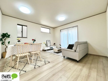 ���r���O�@�傫�ȑ��̂��郊�r���O�͖��邭�A���ʂ����ǂ��A�Ƒ��݂�Ȃ̏΂����������n��܂�