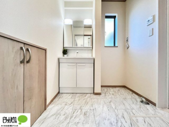 ���ʑ�E���ʏ��@���ʏ��Ɏ��[�X�y�[�X��݂��܂����B������^�I���A�X�g�b�N��܂Ȃǉ����Ƒ����̂Ń��l���ɃX�y�[�X������Əd�󂵂܂��B