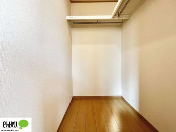 ���[�@�傫�ȃE�H�[�N�C���N���[�[�b�g�ɂ́A�G�ߕ��̈ߗނȂǂ܂Ƃ߂Ď��[�ł��A���������L���g���܂��B