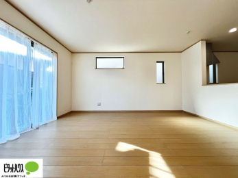 ���r���O�@�傫�ȑ��̂��郊�r���O�͖��邭�A���ʂ����ǂ��A�Ƒ��݂�Ȃ̏΂����������n��܂�