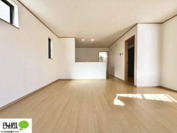 ���r���O�@���R�����������ޒg���ȃ��r���O�B��������ɂ͓Ǐ��₨���Q�ł����Ȃ���̂�т�Ɖ߂����ЂƎ����B