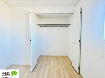 �o���R�j�[�@���ꂼ��̂������Ɏ��[�X�y�[�X������̂Ńv���C�x�[�g�ȉו����g�߂ɒu�����Ƃ��ł��܂��B