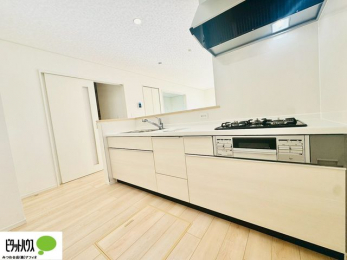 �L�b�`���@�l�C�̃J�E���^�[�L�b�`������́A���r���O�ɂ��邲�Ƒ��̗l�q���f���܂�