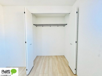 �o���R�j�[�@�N���[�[�b�g�́A�����E���s��������A��̒����ߗނ����N���N���[�\�ł�